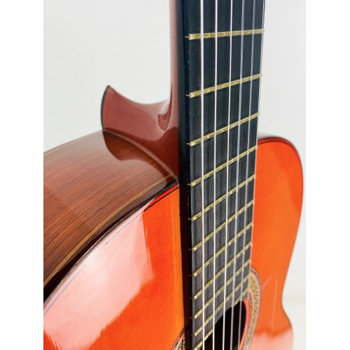 Guitarra Flamenca de Benigno Marín del 2023 de Palosanto y tapa de Pino Abeto Alemán con tinte rojo