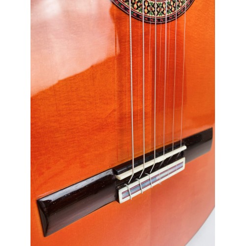 Guitarra Flamenca de Benigno Marín del 2023 de Palosanto y tapa de Pino Abeto Alemán con tinte rojo