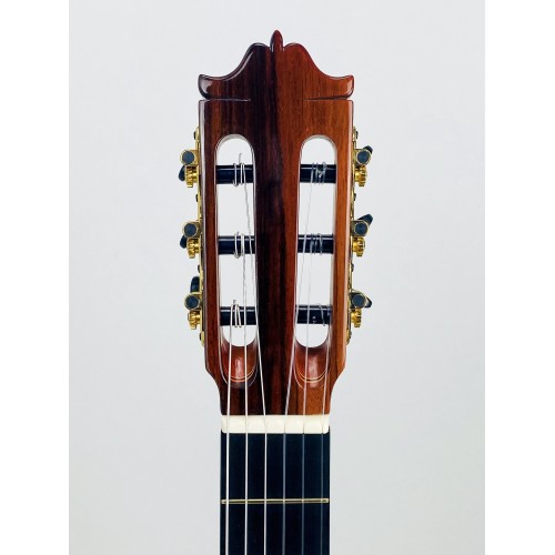 Guitarra Flamenca de Benigno Marín del 2023 de Palosanto y tapa de Pino Abeto Alemán con tinte rojo