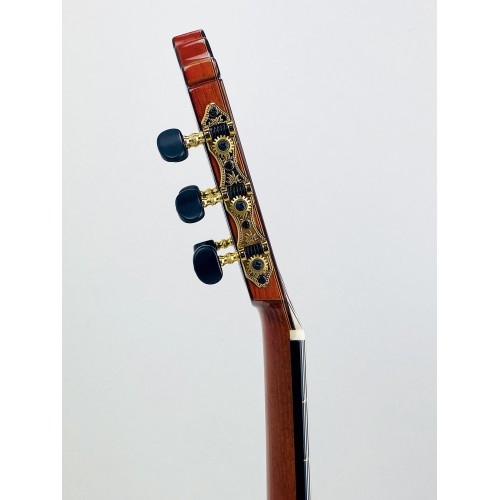 Guitarra Flamenca de Benigno Marín del 2023 de Palosanto y tapa de Pino Abeto Alemán con tinte rojo