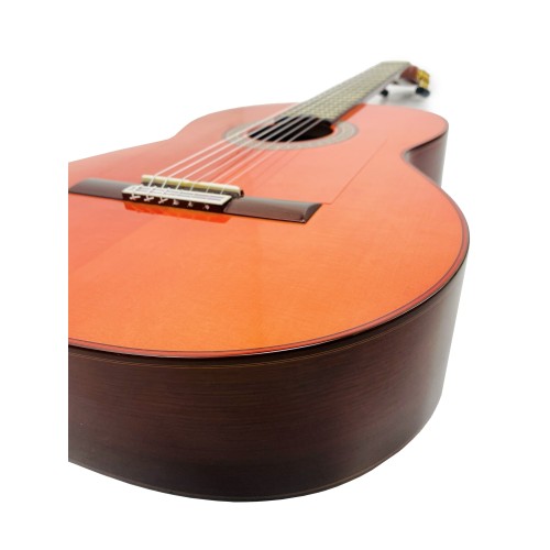 Guitarra Flamenca de Benigno Marín del 2023 de Palosanto y tapa de Pino Abeto Alemán con tinte rojo