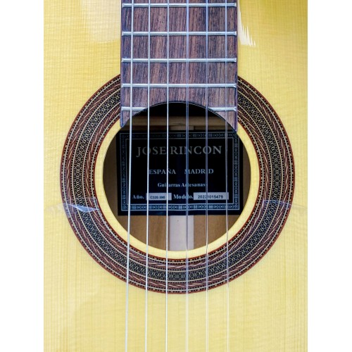 Guitarra Flamenca José Rincón C320.590 de fondo de Sicomoro y con tapa maciza de abeto, con acabado brillo