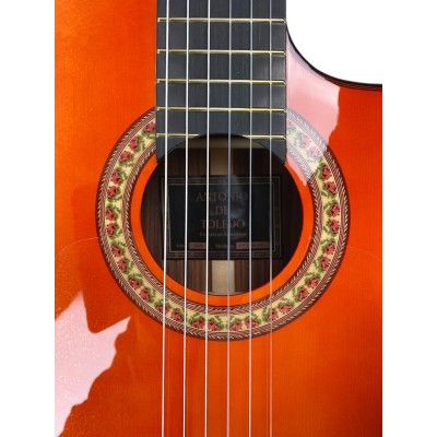 Guitarra Flamenca Antonio de Toledo ATF-17NRE CUT con Cutaway y Previo Fishman PSY-301, palosanto teñida de Rojo