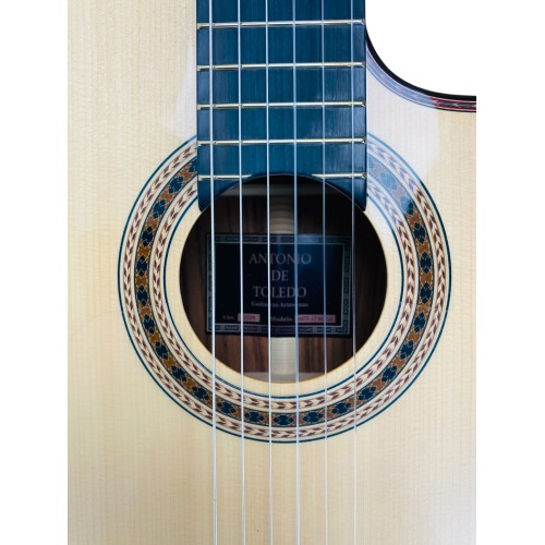 Guitarra Antonio de Toledo AATF-17NE con cutaway y Previo Fishman PSY-301