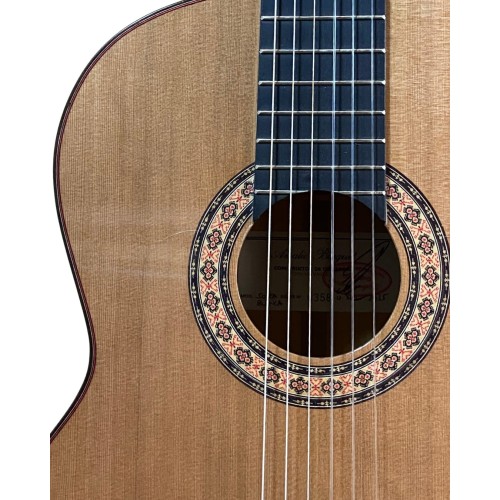 Guitarra de Amalio Burguet modelo SOLEA BLANCA con tapa de cedro