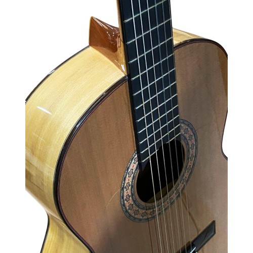 Guitarra de Amalio Burguet modelo SOLEA BLANCA con tapa de cedro