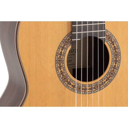 GUITARRA CLÁSICA ADMIRA A20 ELECTRIFICADA CON FISHMAN SERIE ARTESANÍA
