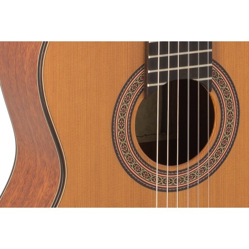 GUITARRA CLÁSICA ADMIRA A40 SATINADA ELECTRIFICADA CON FISHMAN SERIE ARTESANÍA