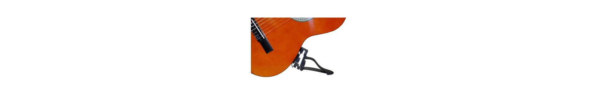 Ayudas para tocar la guitarra flamenca como soportes o banquitos  | La Guitarrería
