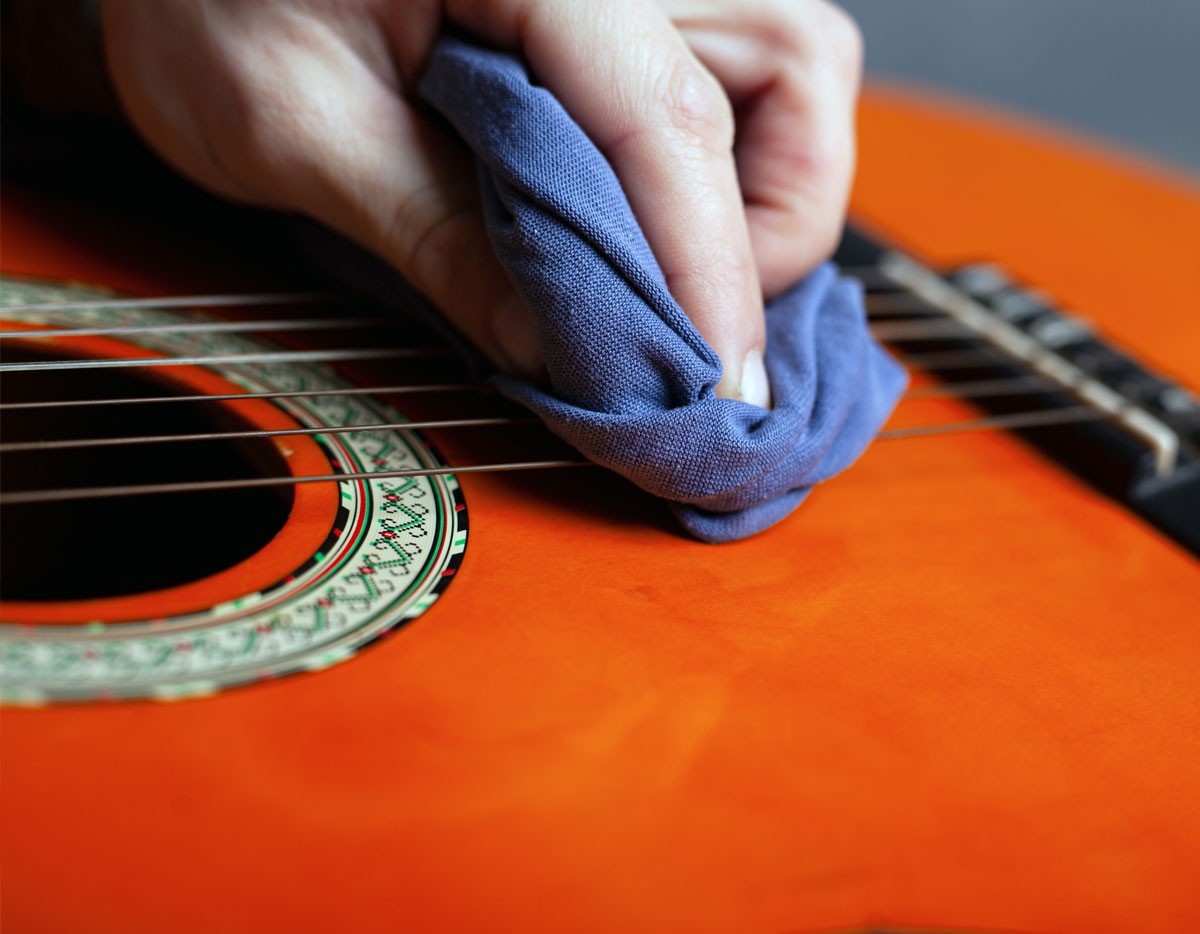 ¿Cómo limpiar las cuerdas de una guitarra flamenca?